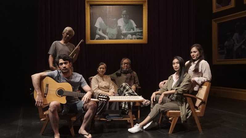 Foto enam karakter dan pemain dalam teater online “Rumah Kenangan”